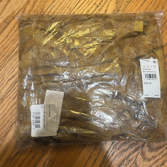 Astr the label floral print smocked waist dress in mustard brand new, in package - Picture 8 of 9